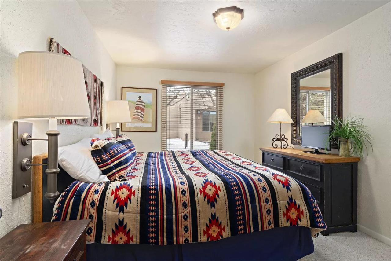 Artist Road #7 Apartment *